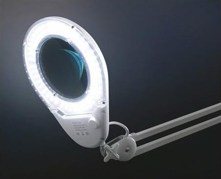 Lampa z lupą 3D i podświetleniem LED