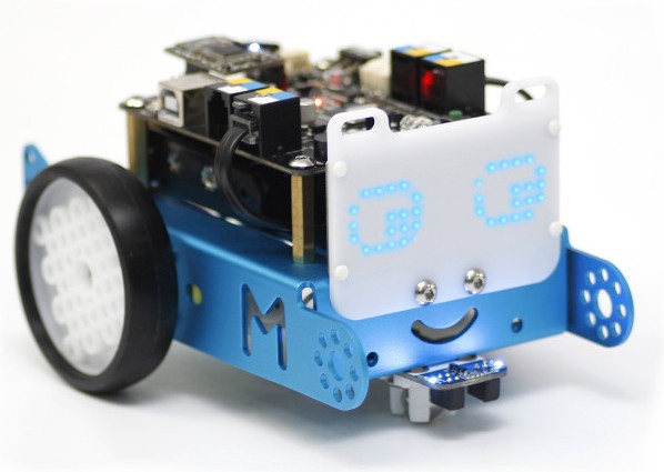 Robot edukacyjny mBot z zamontowanym wyświetlaczem matrycowym LED