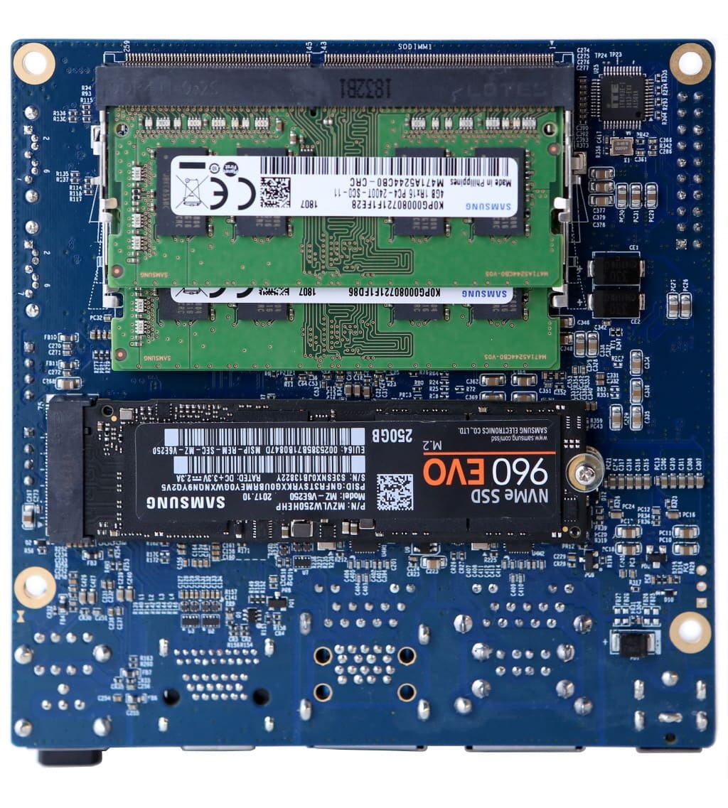 Minikomputer Odroid H2 z zainstalowanymi kośćmi pamięci RAM i dyskiem M.2.