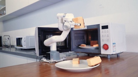 Asystent kuchenny - może wyjąć chleb z mikrofalówki i położyć go na talerzu.