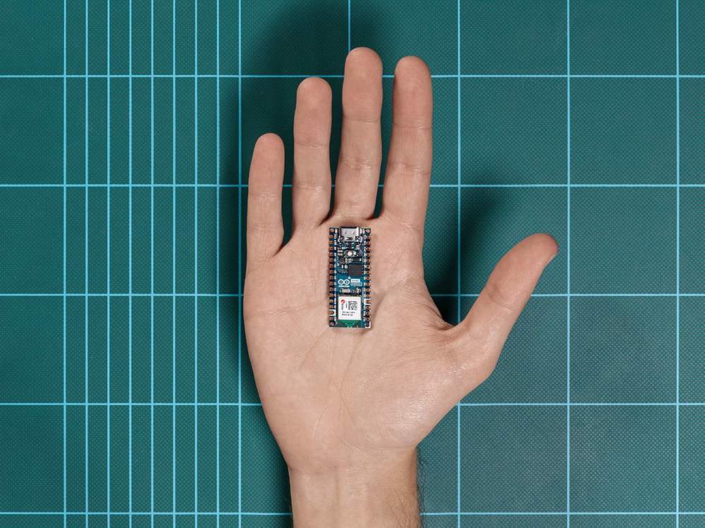 Niewielkich rozmiarów płytka Arduino Nano ESP32