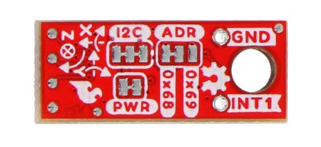 Czerwona mikro płytka sparkfun z akcelerometrem i żyroskopem leży odwrócona na białym tle.