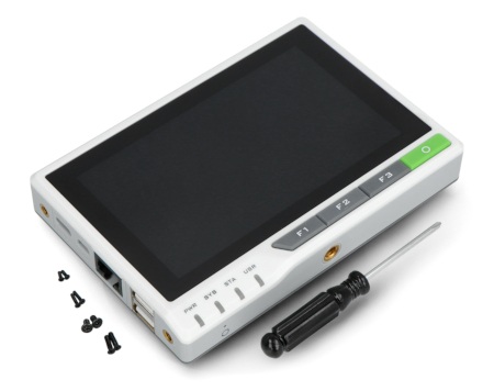Urządzenie reTerminal z ekranem dotykowym leży na białym tle wraz ze śrubokrętem i śrubkami.