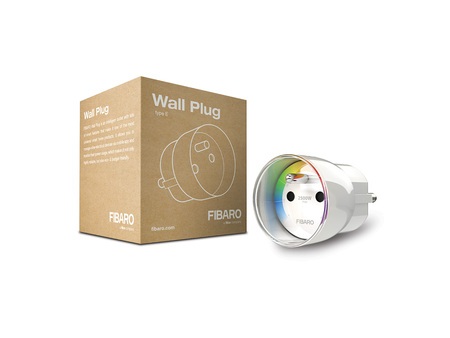Inteligentne gniazdko Fibaro Wall Plug leży na białym tle wraz z pudełkiem.