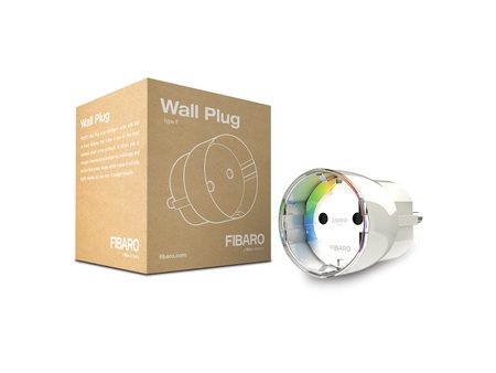 Inteligentne gniazdko Fibaro Wall Plug F leży na białym tle wraz z pudełkiem.