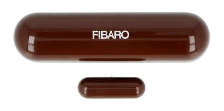 Brązowy inteligentny czujnik otwarcia drzwi i okien Fibaro leży na białym tle.