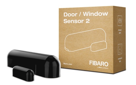Czarny inteligentny czujnik otwarcia drzwi i okien fibaro leży na białym tle wraz z pudełkiem.