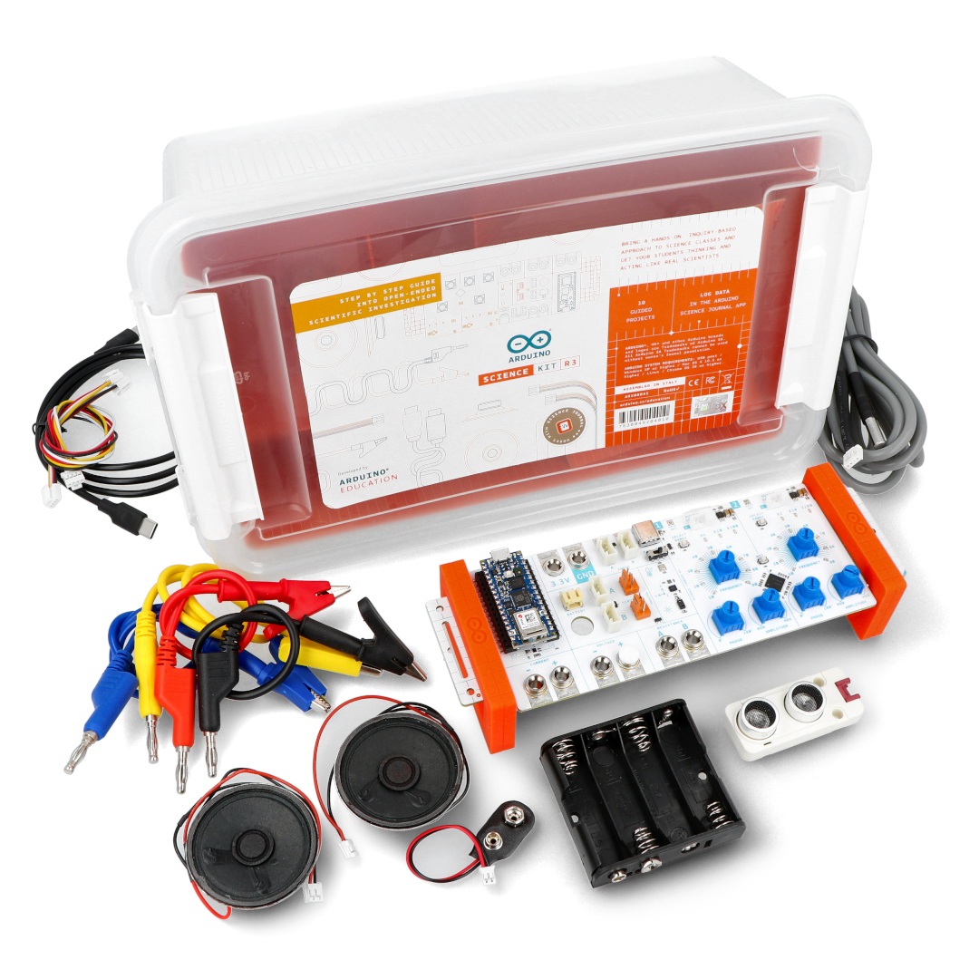 Zestaw Arduino Science Kit R3 leży wraz ze wszystkimi elementami i pudełkiem na białym tle.